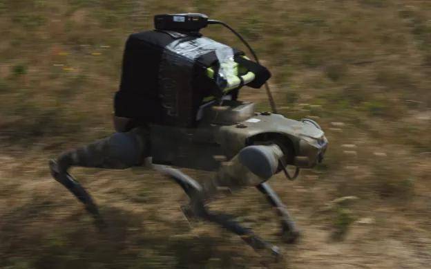 乌军机器人俘虏俄军士兵意味着什么 战场形态的根本变化